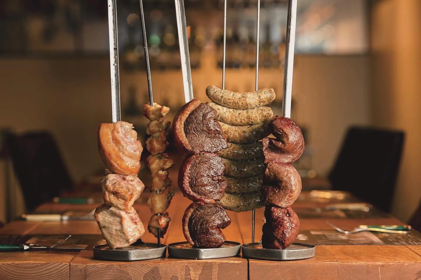 ブラジル発祥のシュラスコは、様々な種類のお肉を塊で串焼きする...